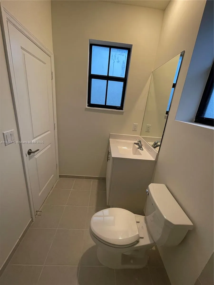 3322 W 114th Ter