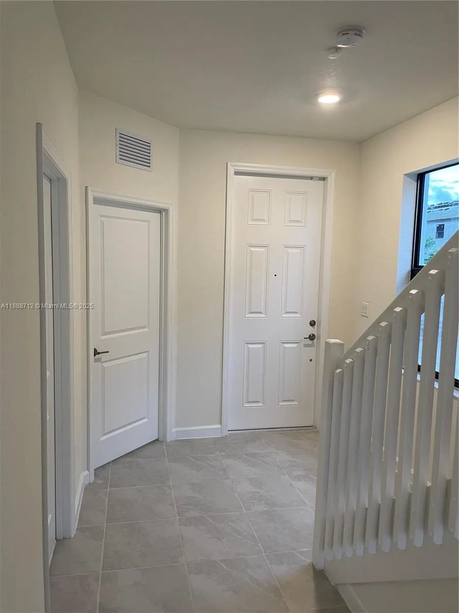 3322 W 114th Ter