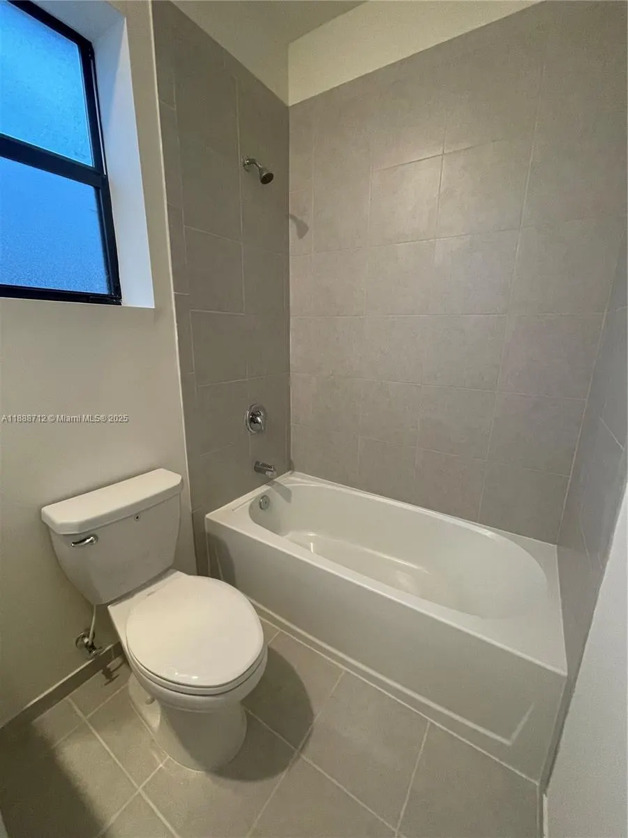 3322 W 114th Ter
