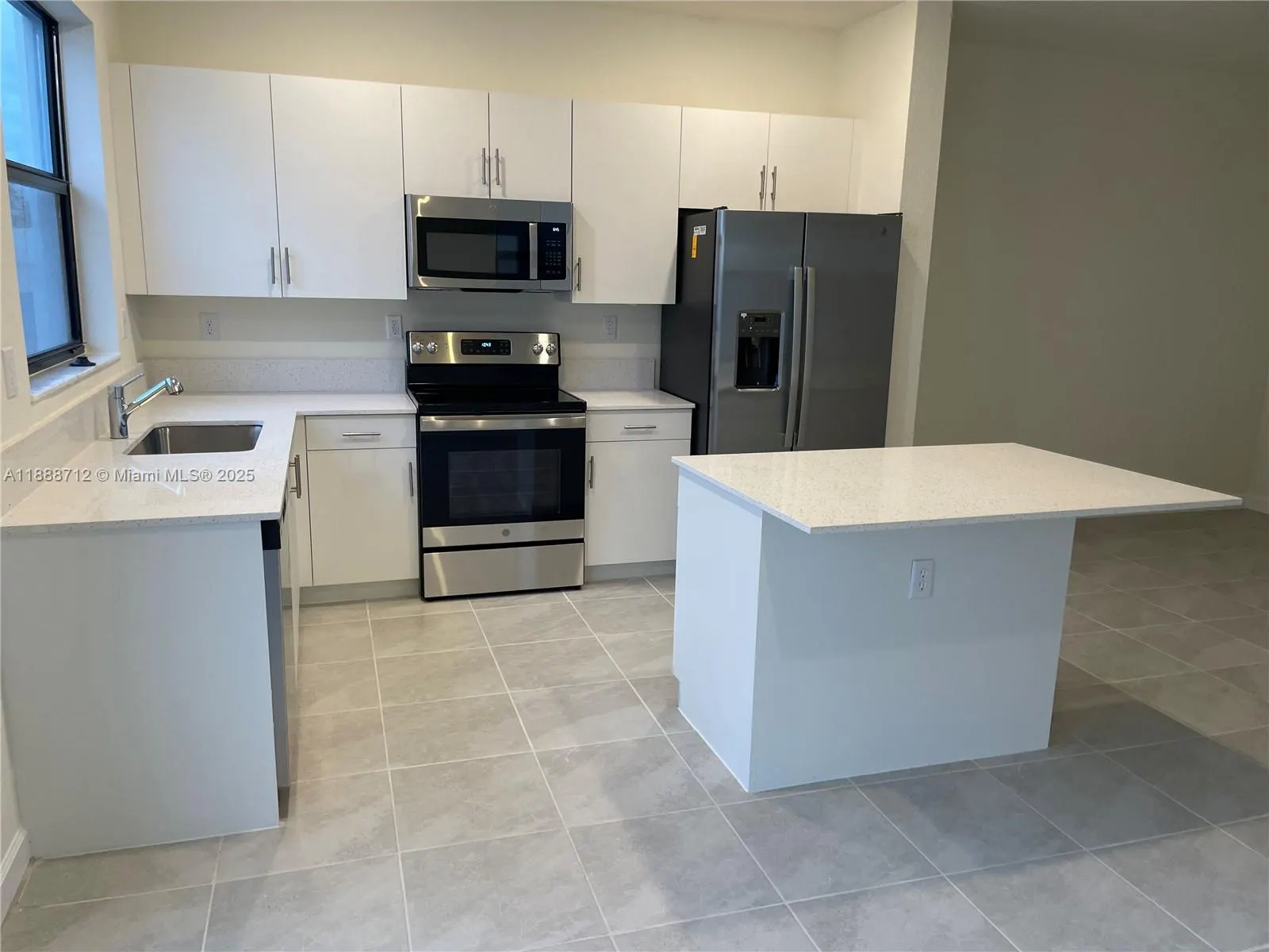 3322 W 114th Ter