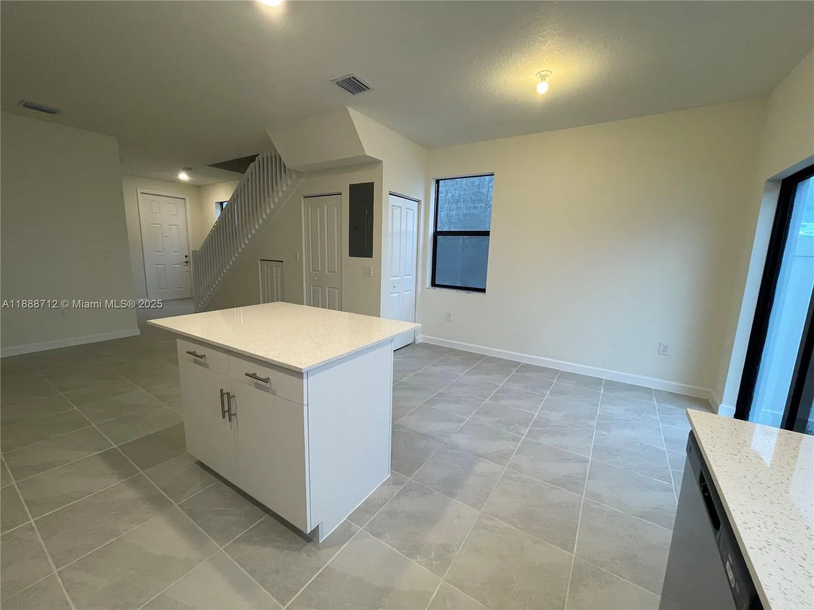 3322 W 114th Ter