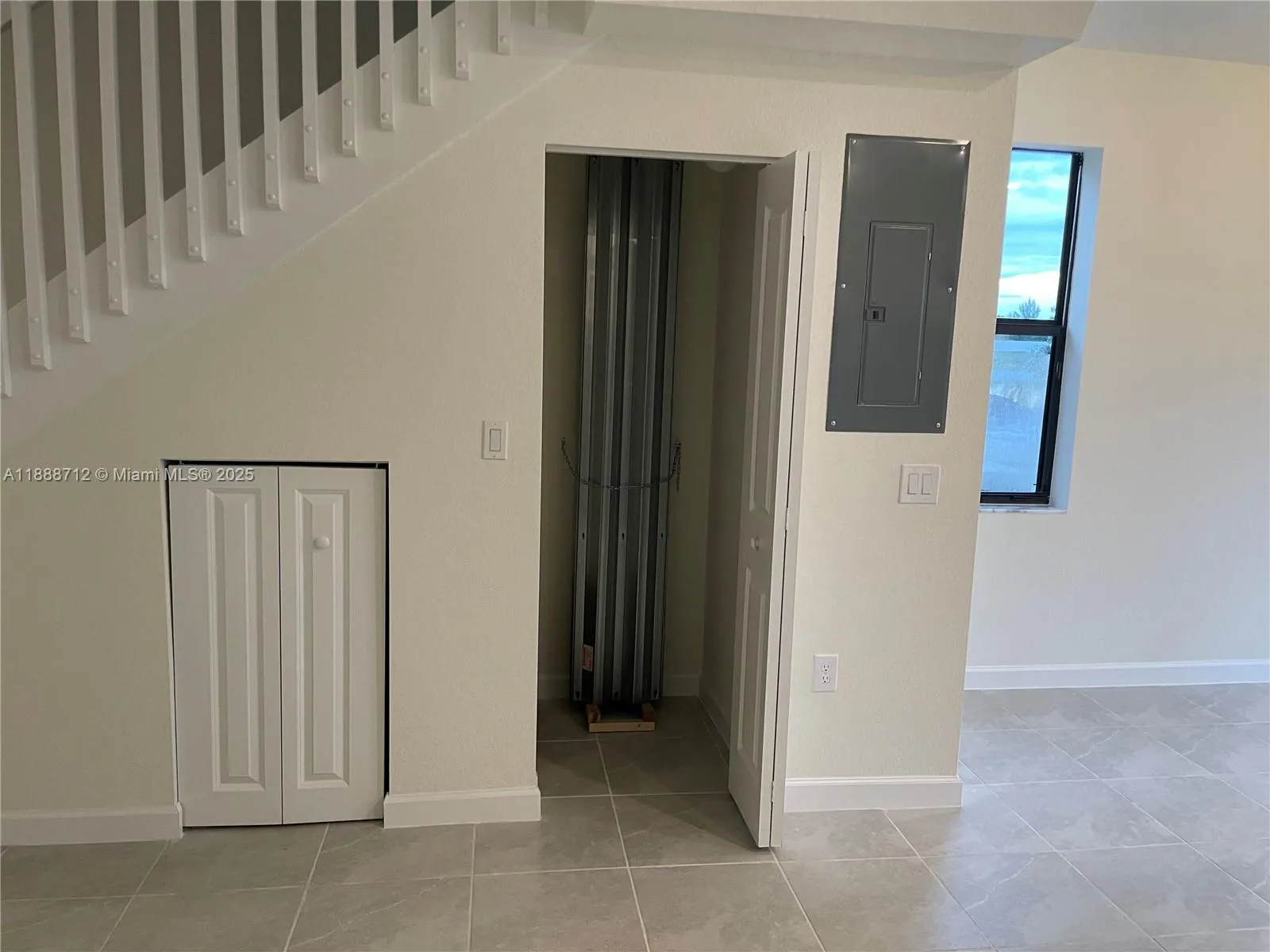 3322 W 114th Ter