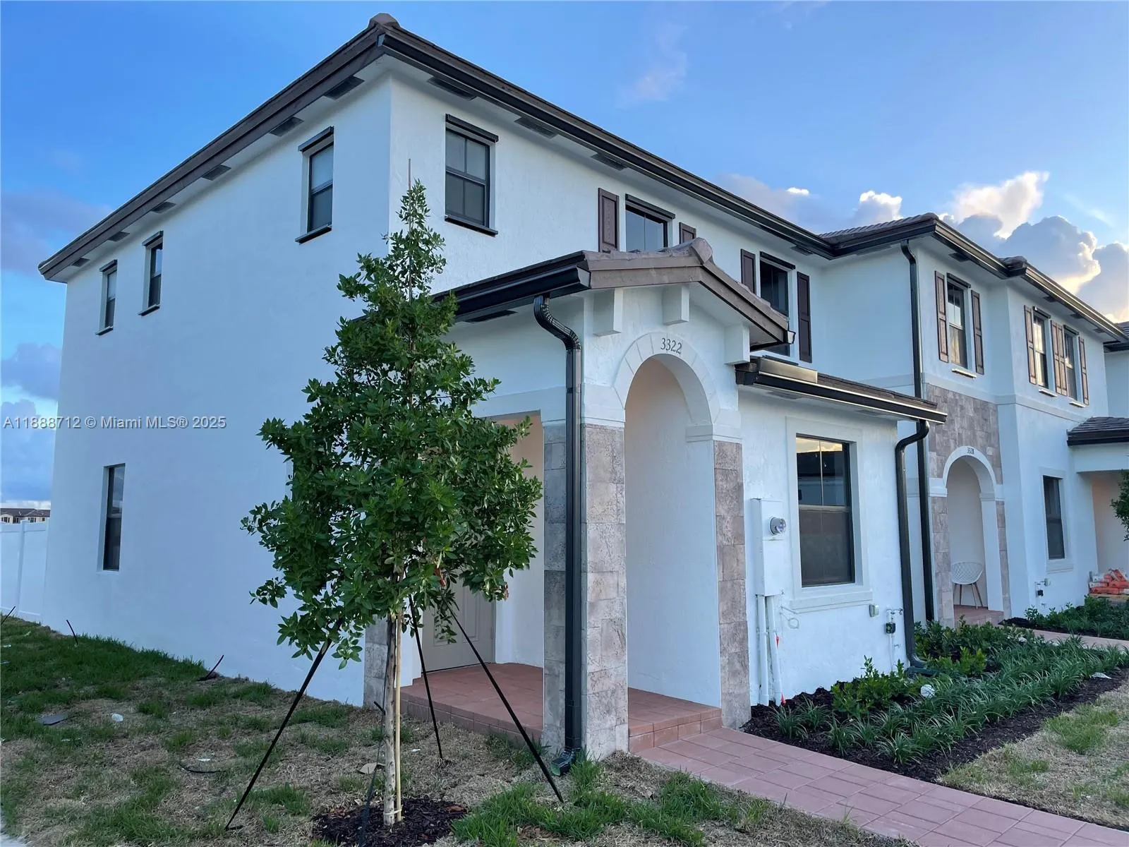 3322 W 114th Ter