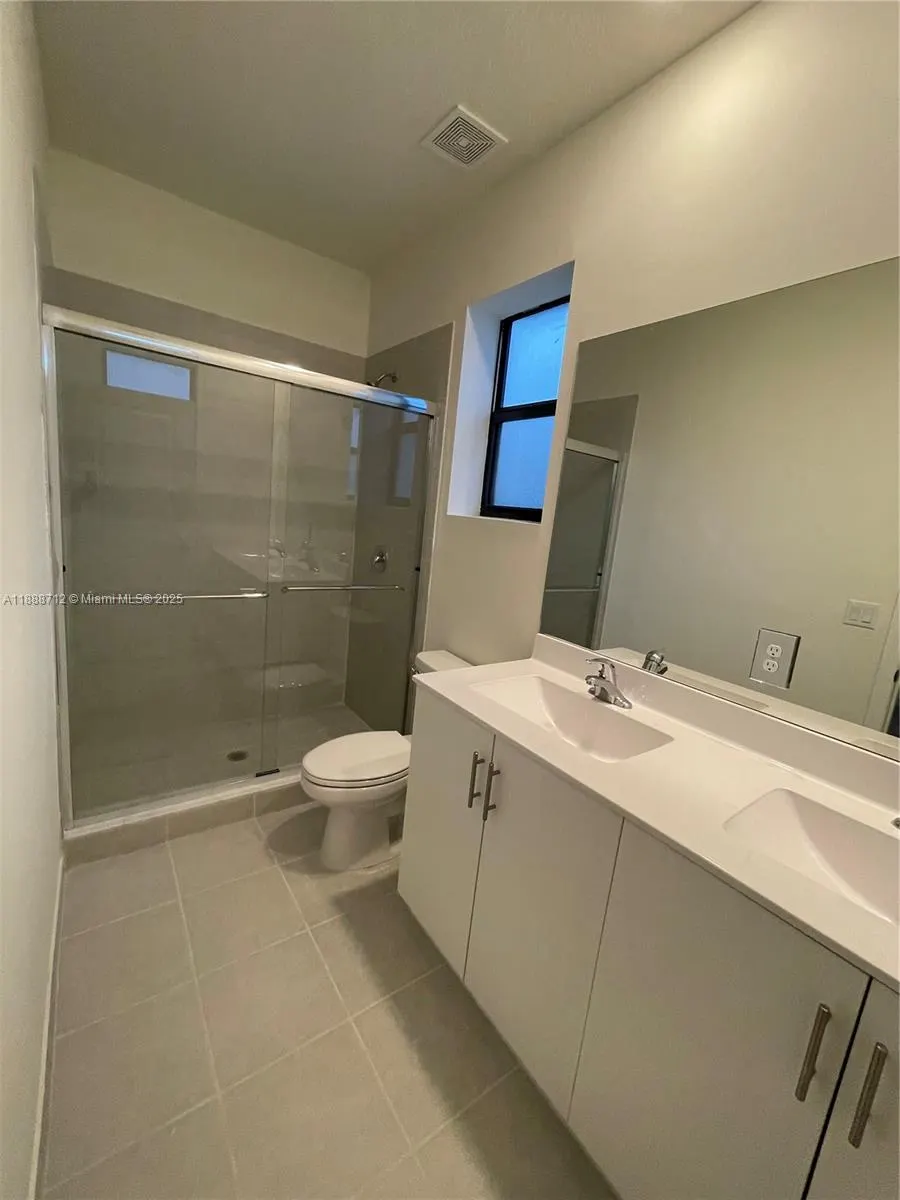 3322 W 114th Ter