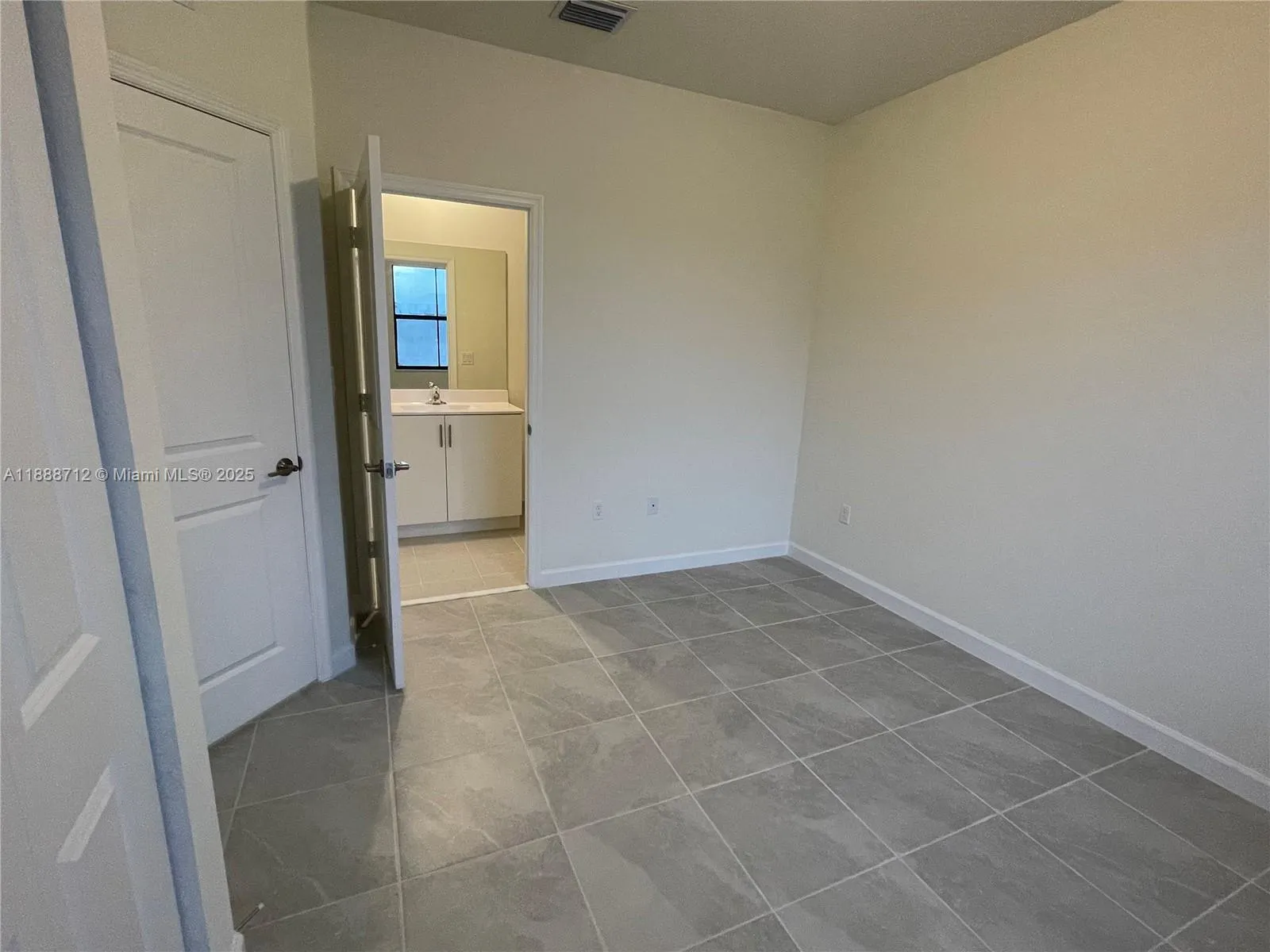 3322 W 114th Ter