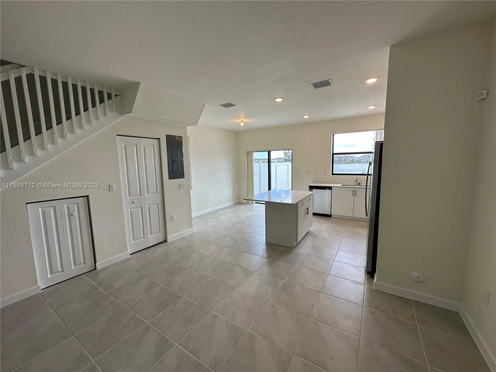 3322 W 114th Ter