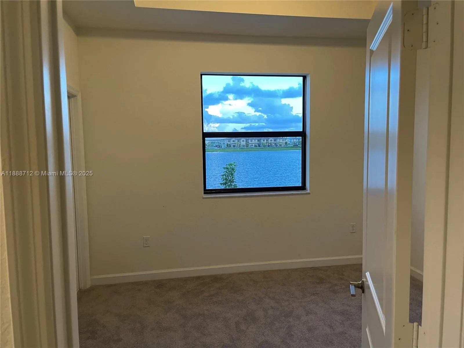 3322 W 114th Ter