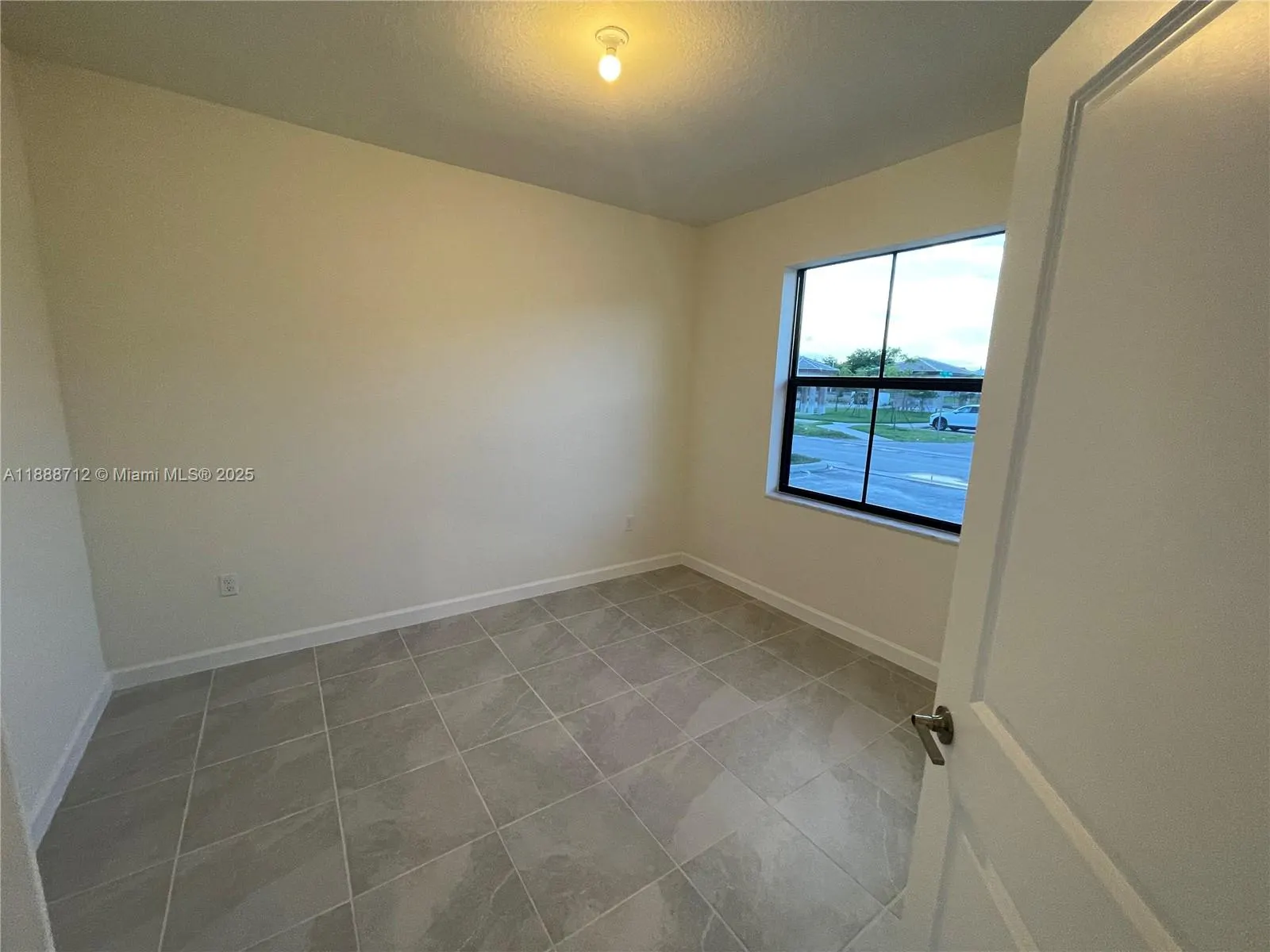 3322 W 114th Ter