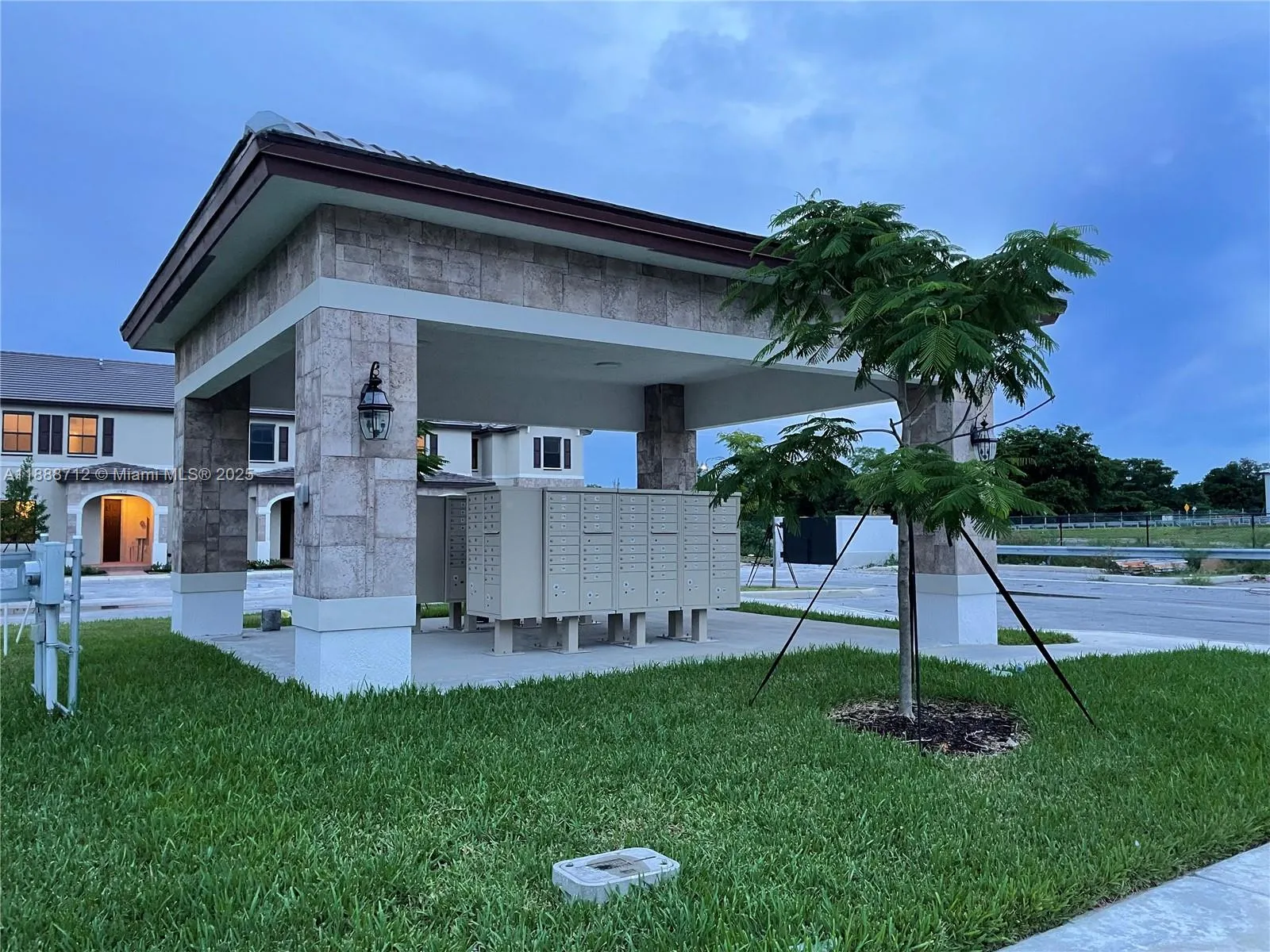 3322 W 114th Ter