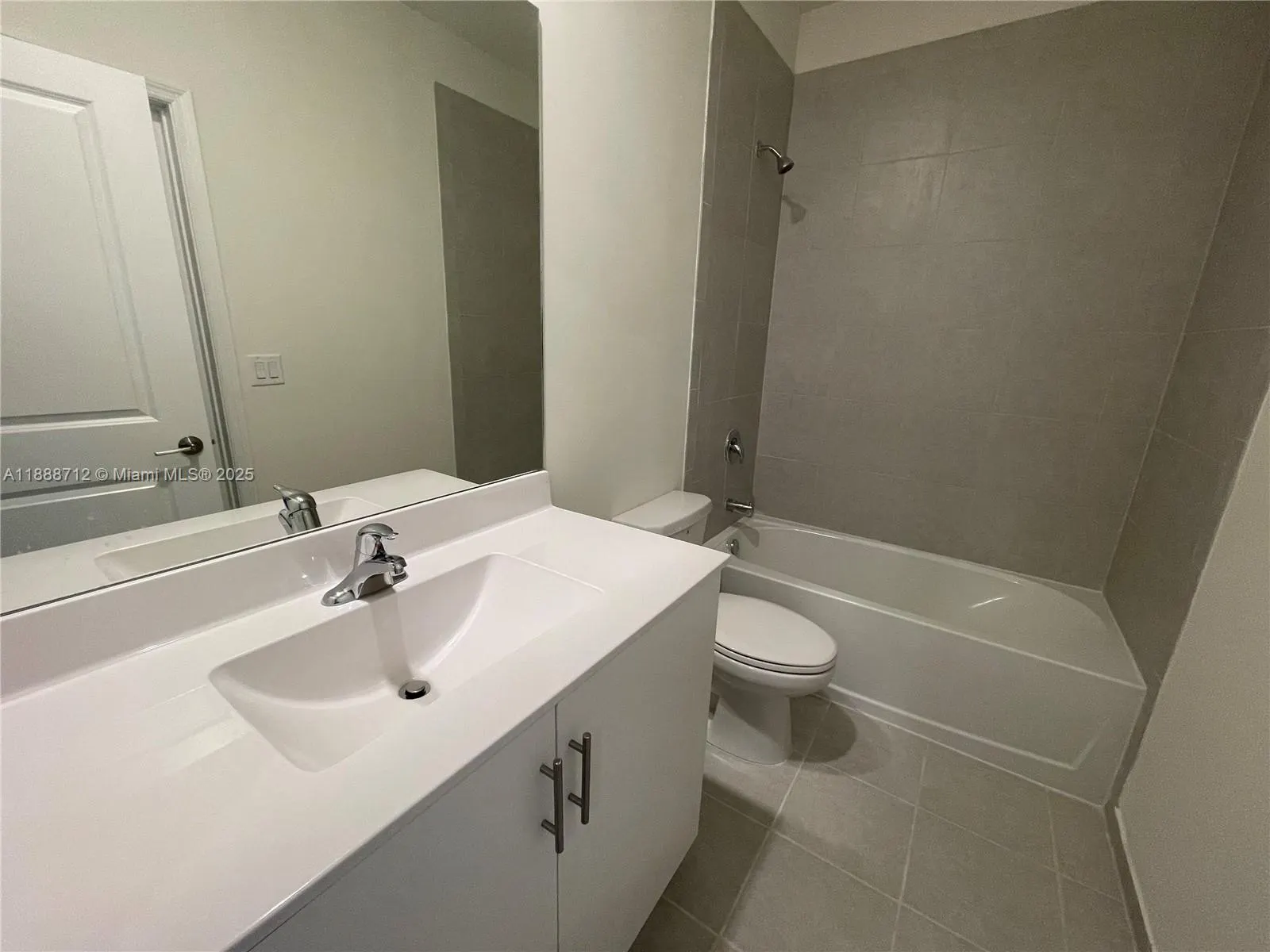 3322 W 114th Ter