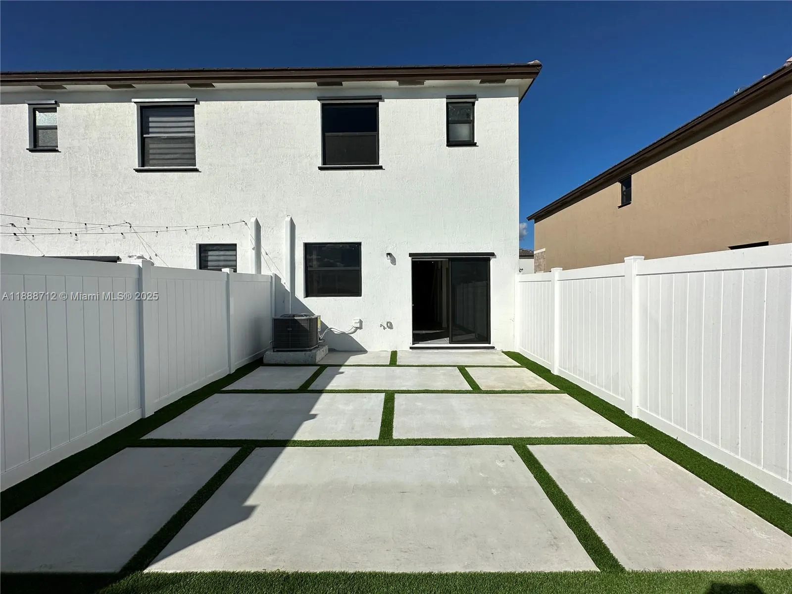 3322 W 114th Ter