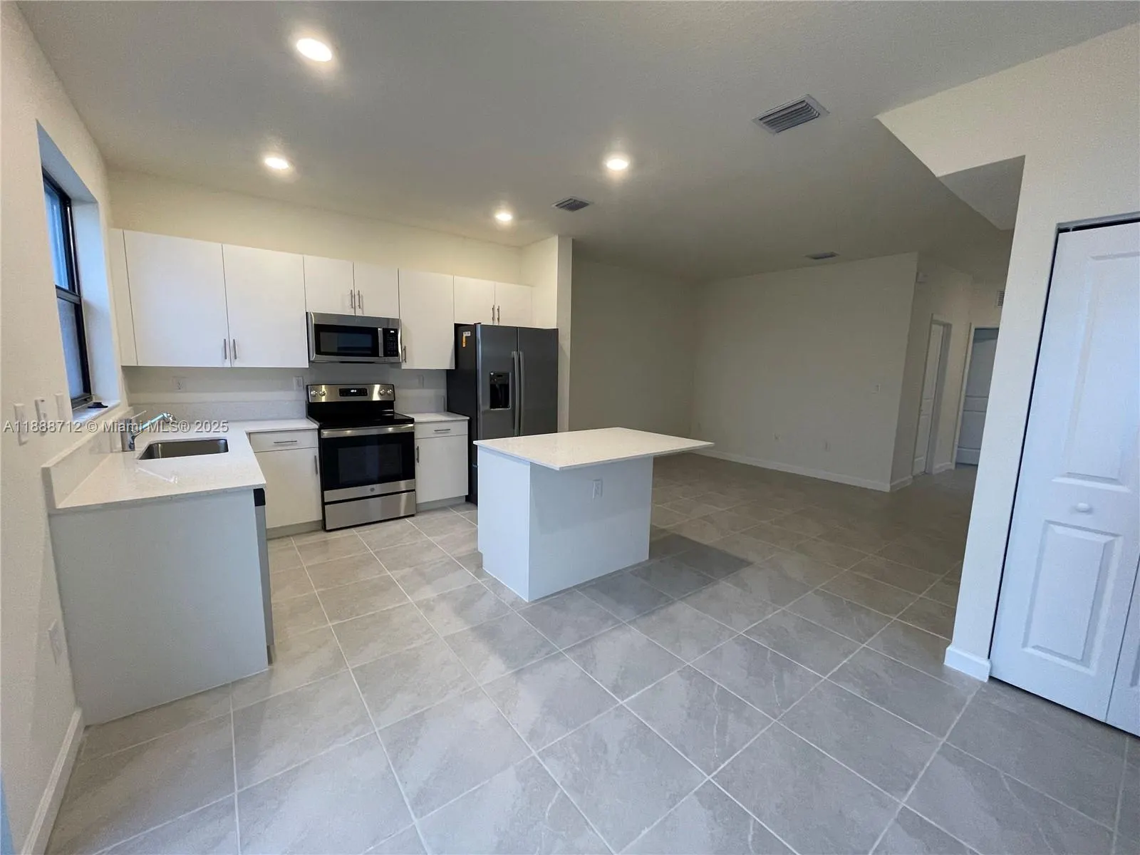 3322 W 114th Ter