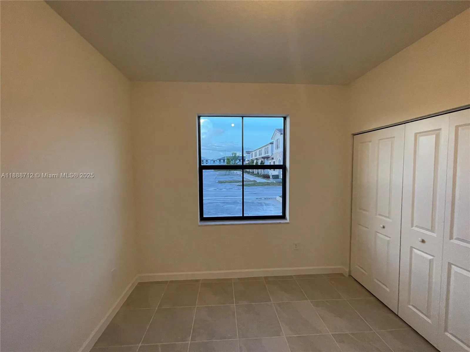3322 W 114th Ter