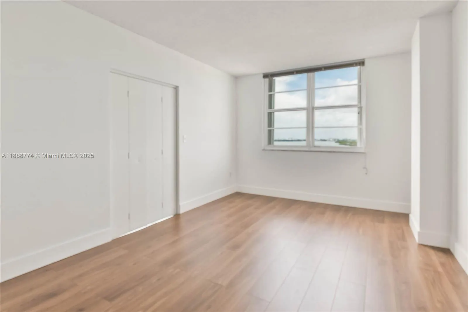300 Bayview Dr, #716