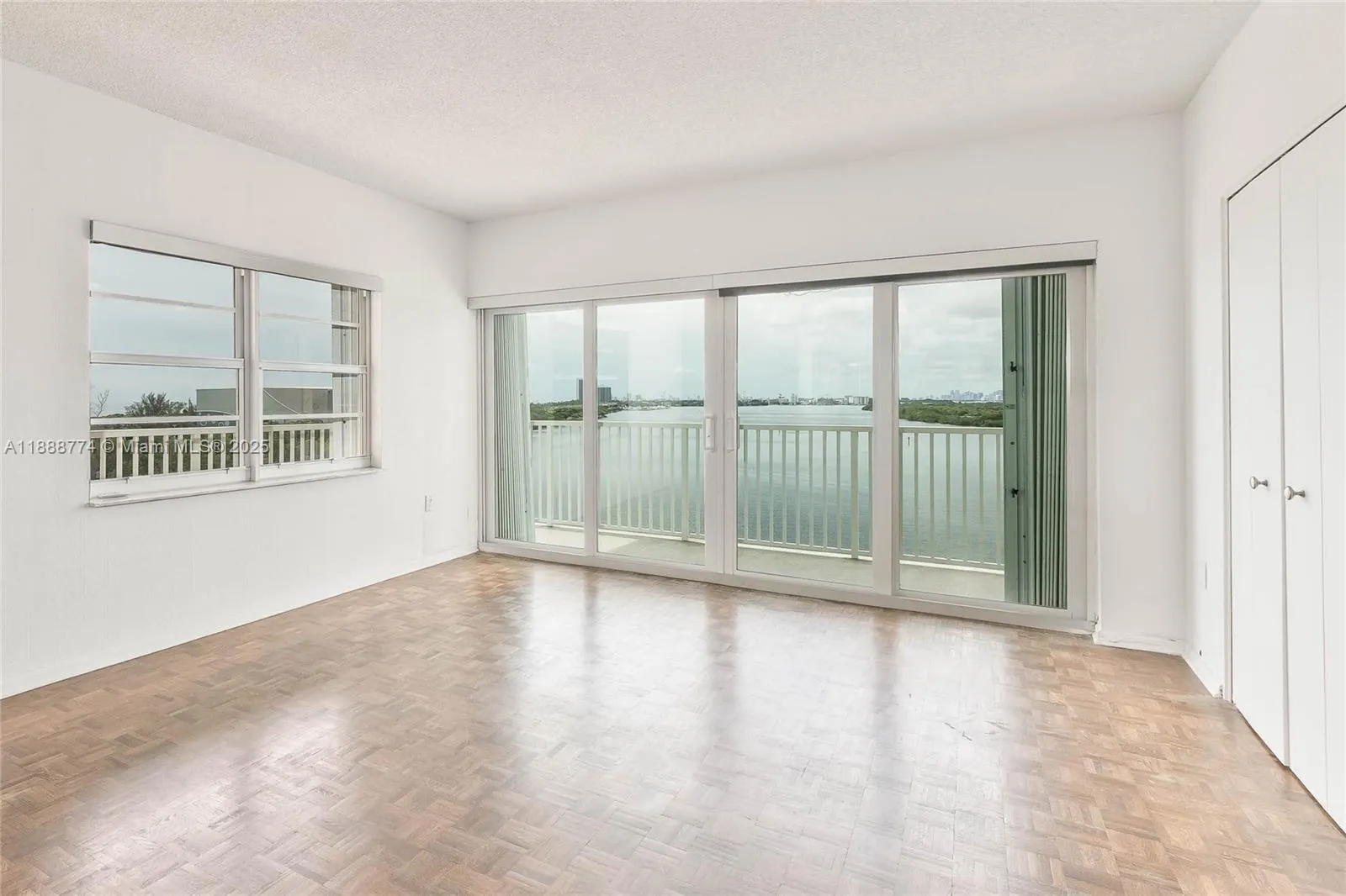 300 Bayview Dr, #716