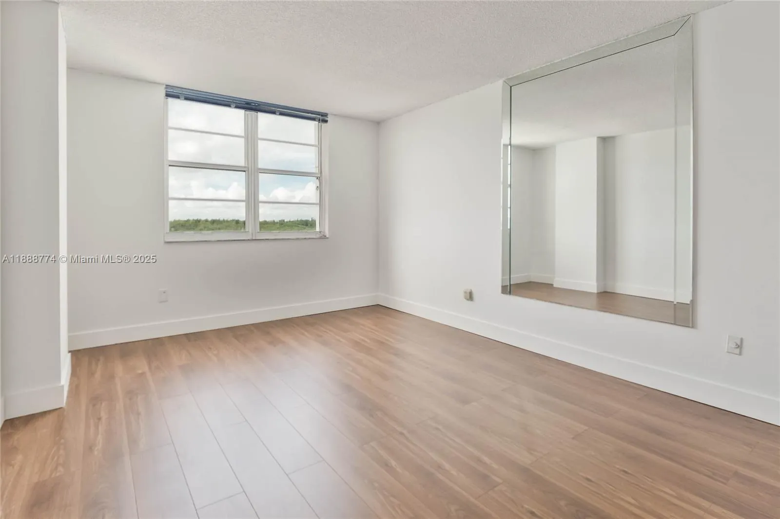 300 Bayview Dr, #716