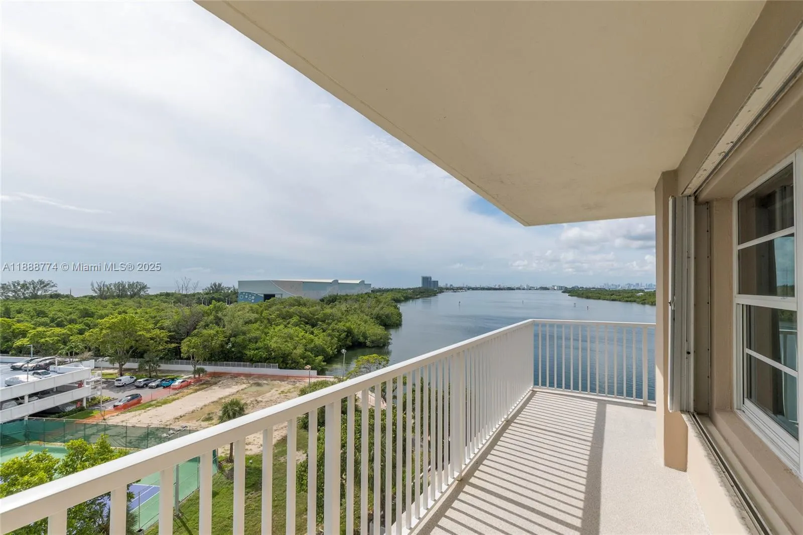 300 Bayview Dr, #716