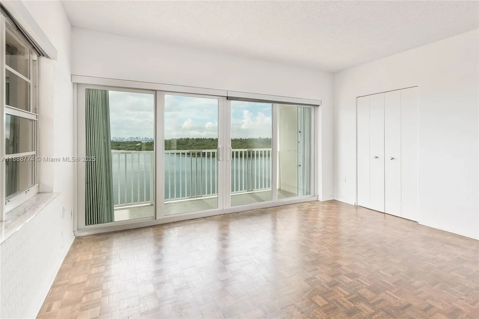 300 Bayview Dr, #716