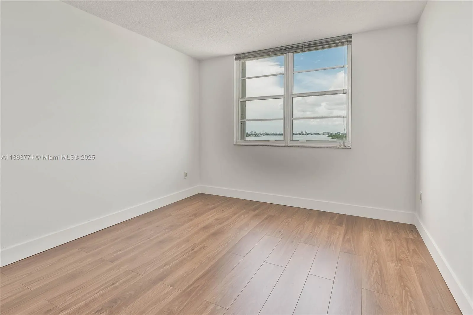 300 Bayview Dr, #716