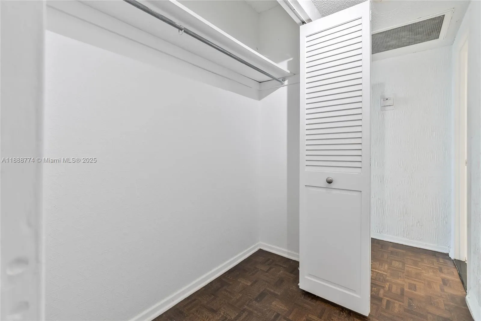 300 Bayview Dr, #716