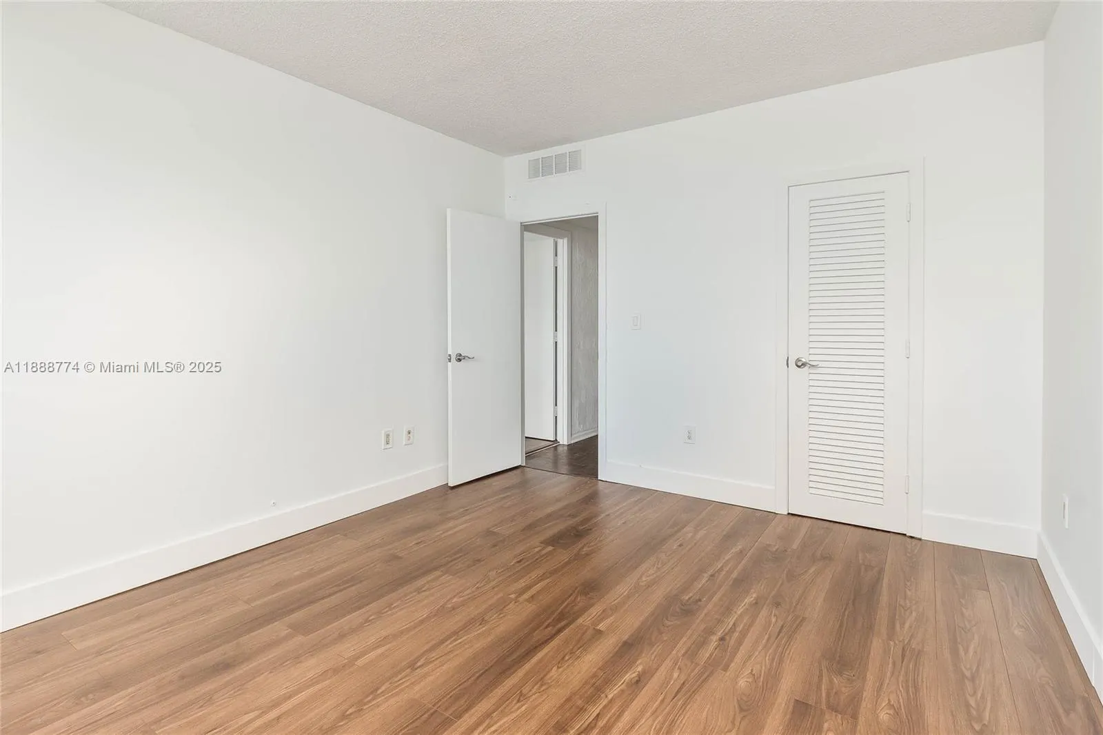 300 Bayview Dr, #716