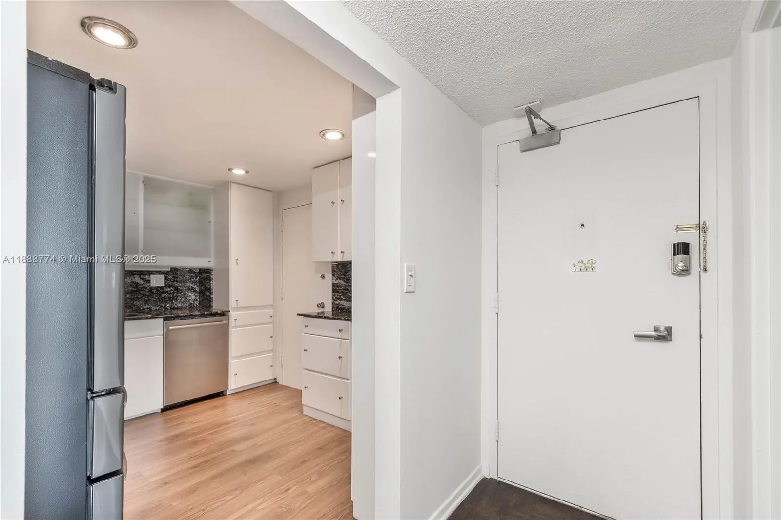 300 Bayview Dr, #716