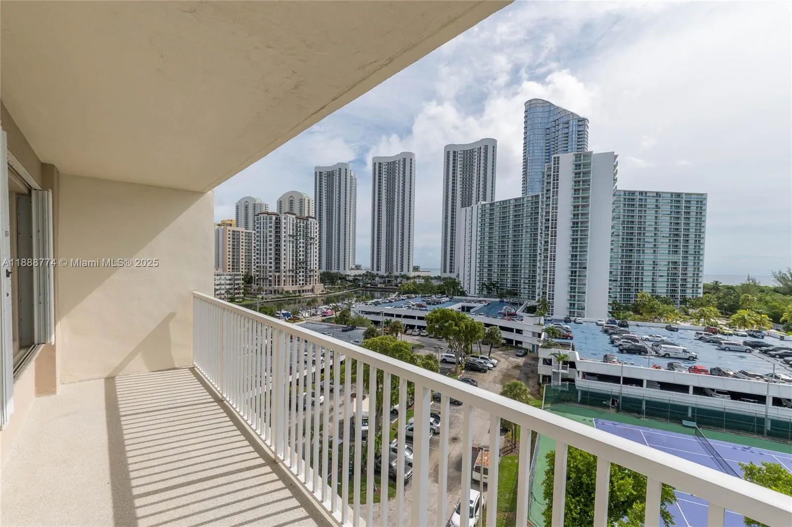 300 Bayview Dr, #716