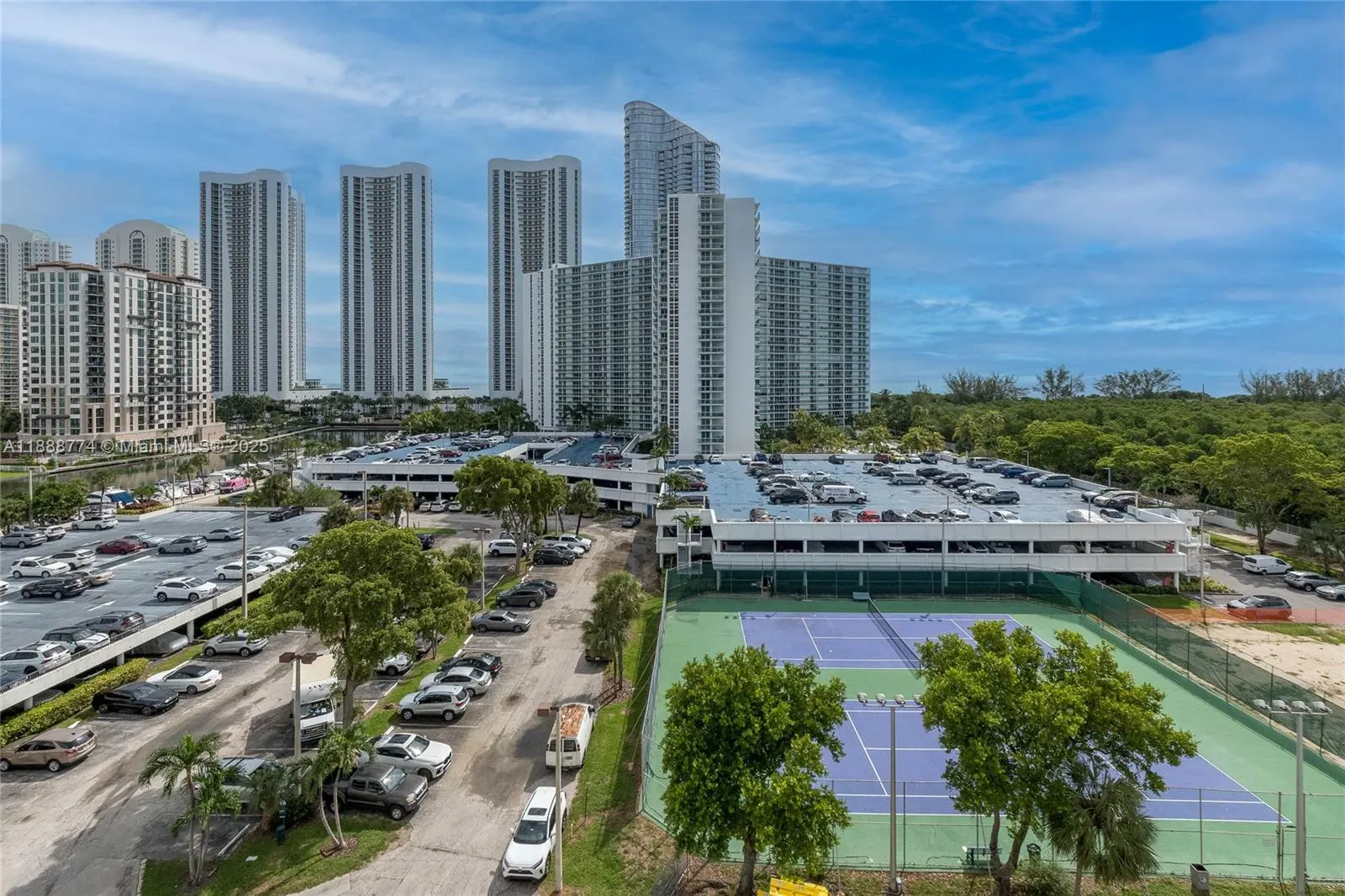300 Bayview Dr, #716