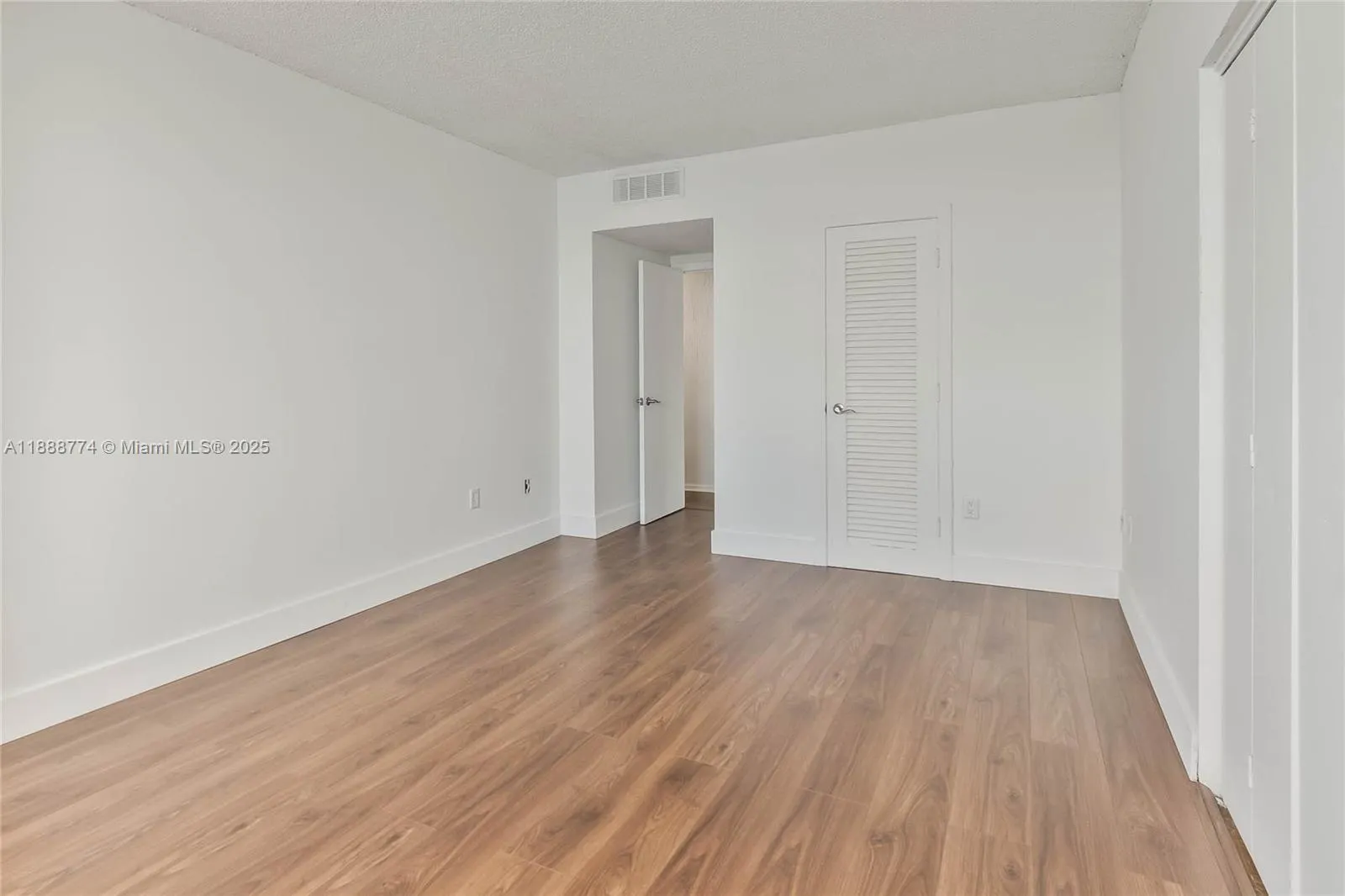 300 Bayview Dr, #716