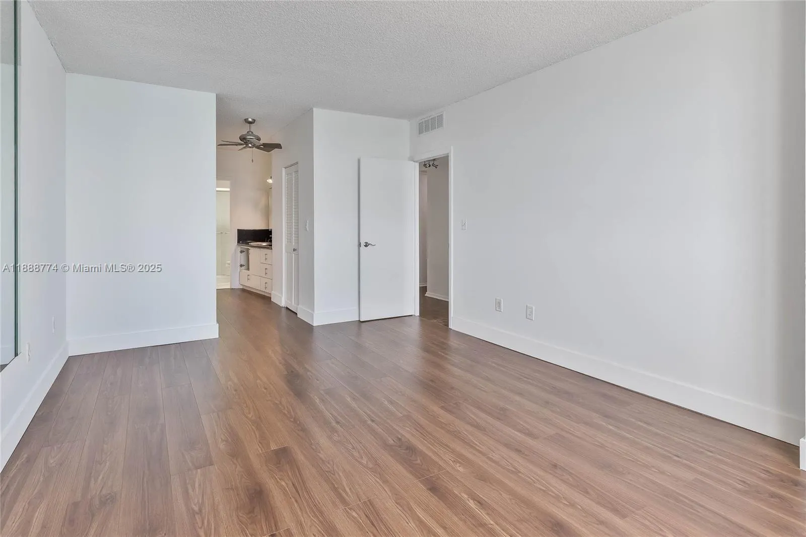 300 Bayview Dr, #716