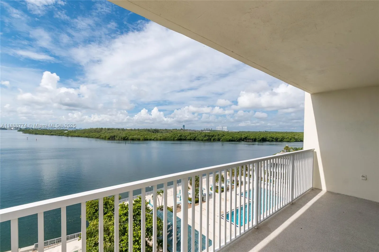 300 Bayview Dr, #716