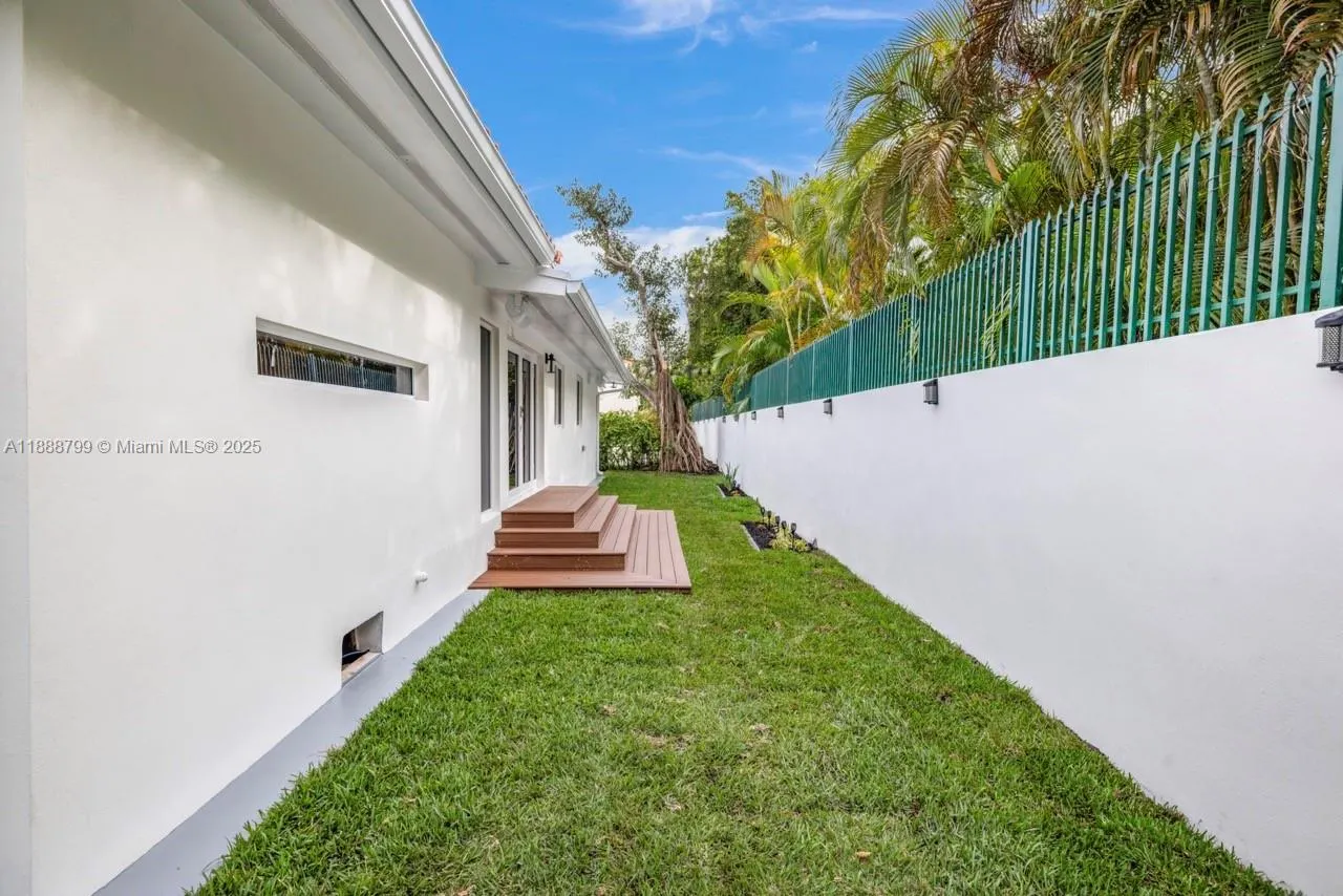 3504 Crystal View Ct