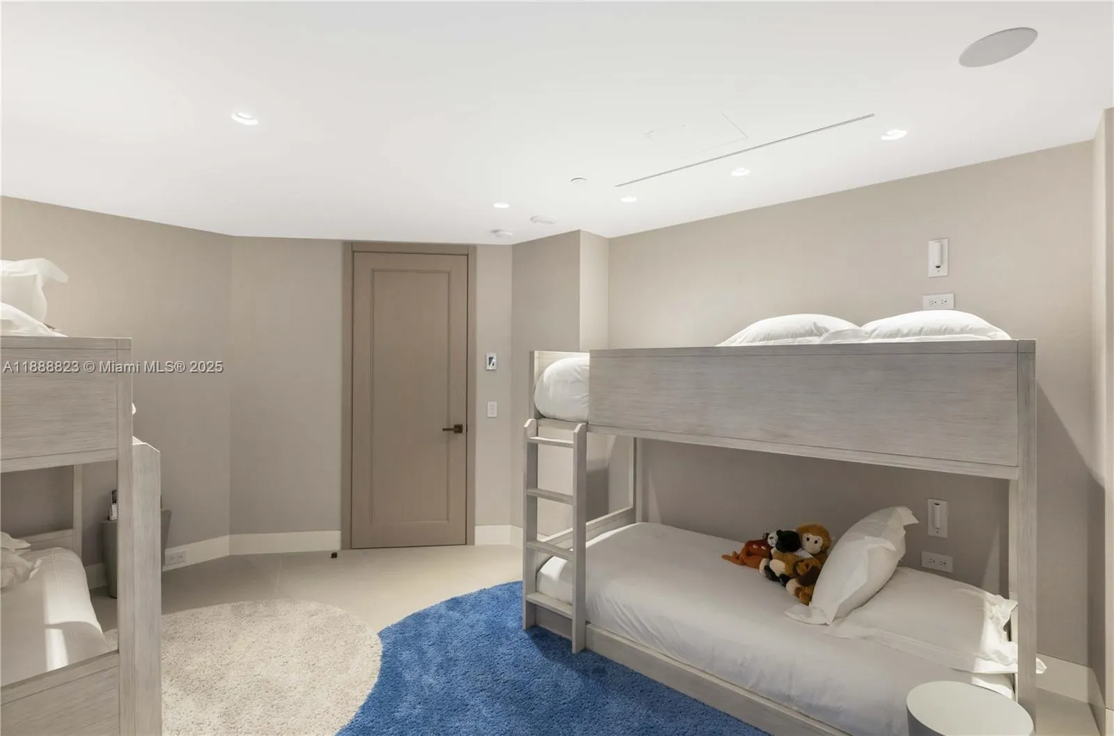 9999 Collins Ave, #19K