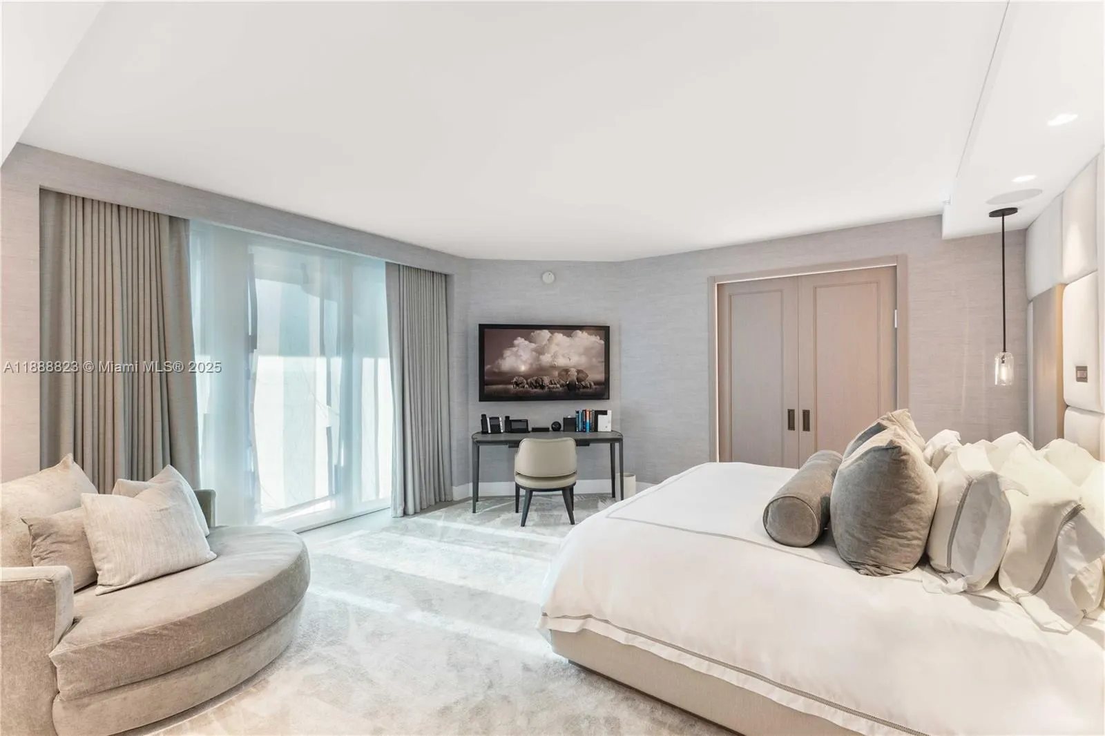 9999 Collins Ave, #19K