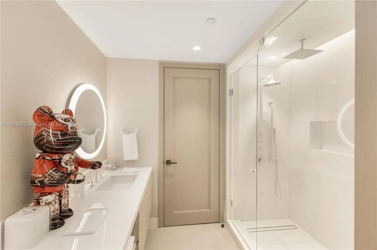 9999 Collins Ave, #19K