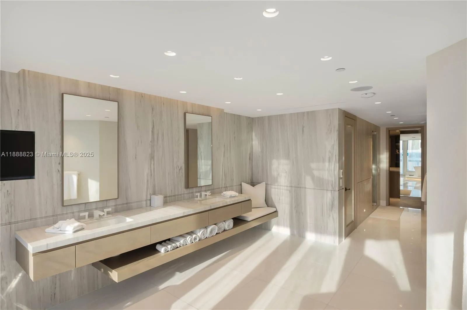 9999 Collins Ave, #19K