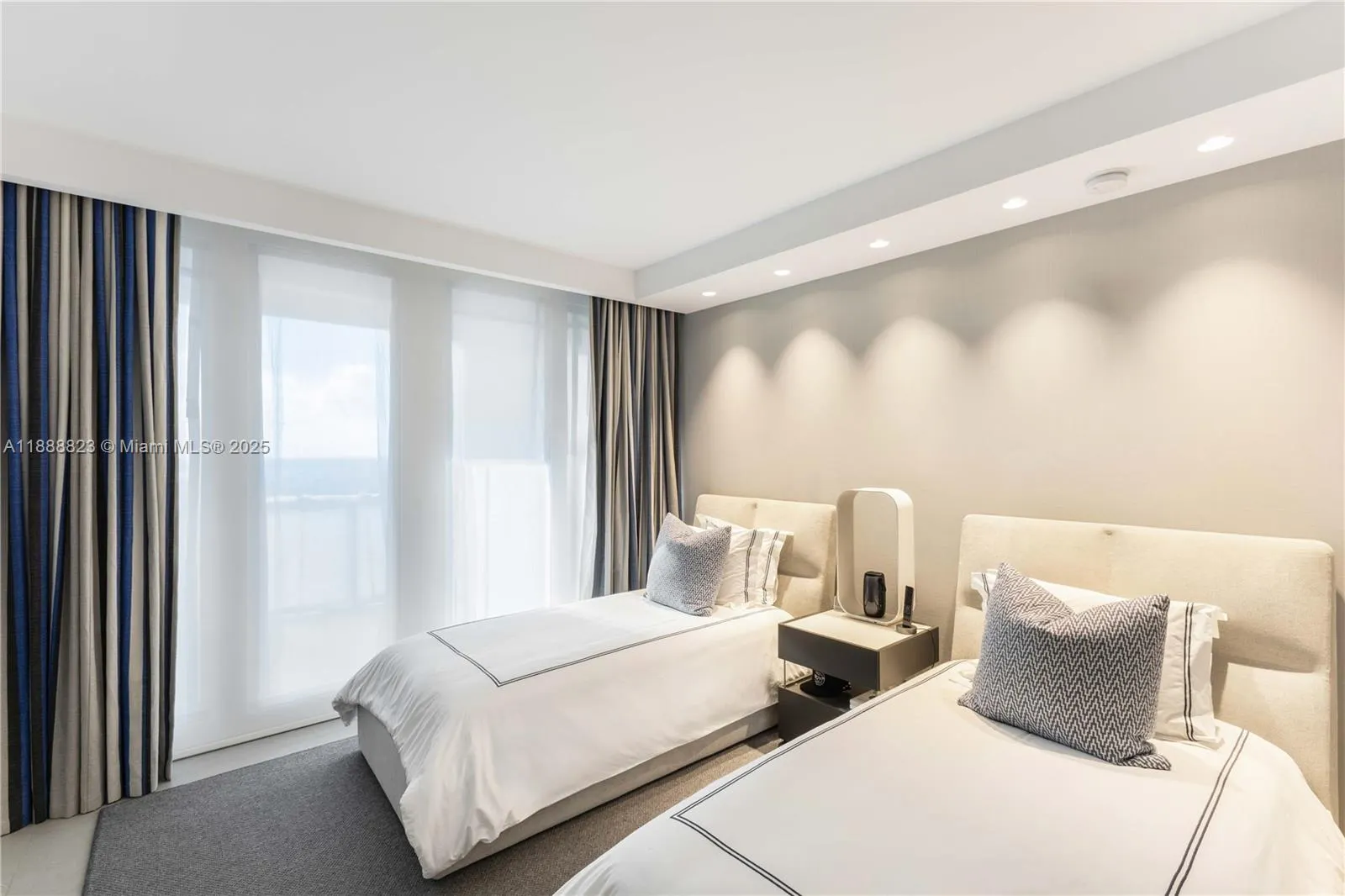 9999 Collins Ave, #19K