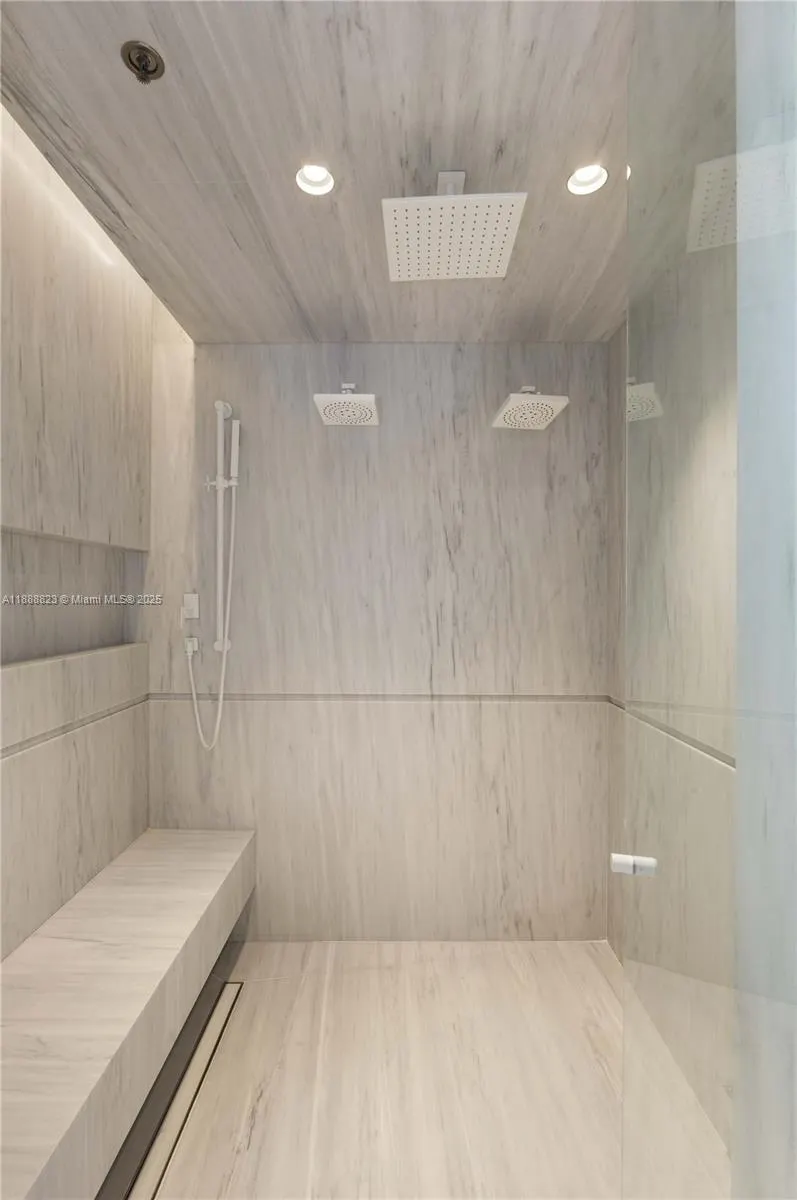 9999 Collins Ave, #19K