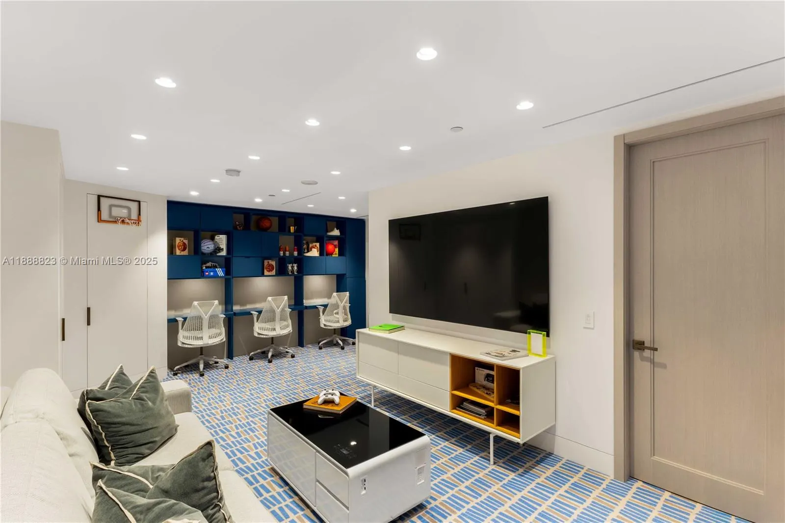 9999 Collins Ave, #19K