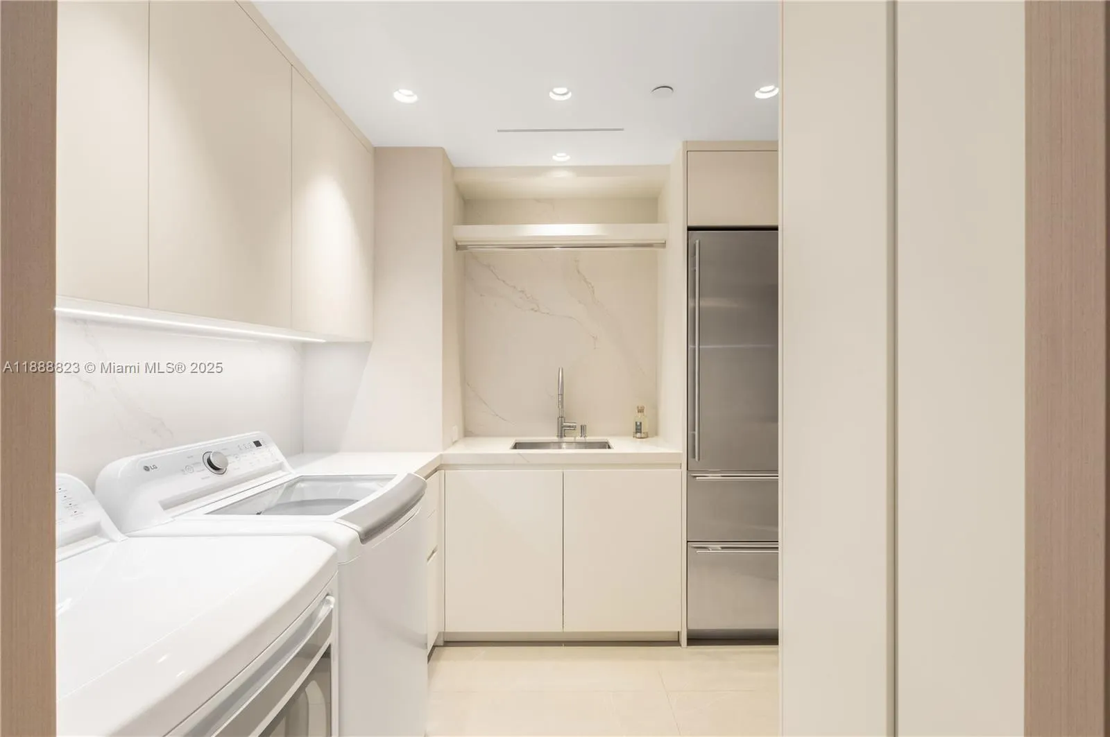 9999 Collins Ave, #19K