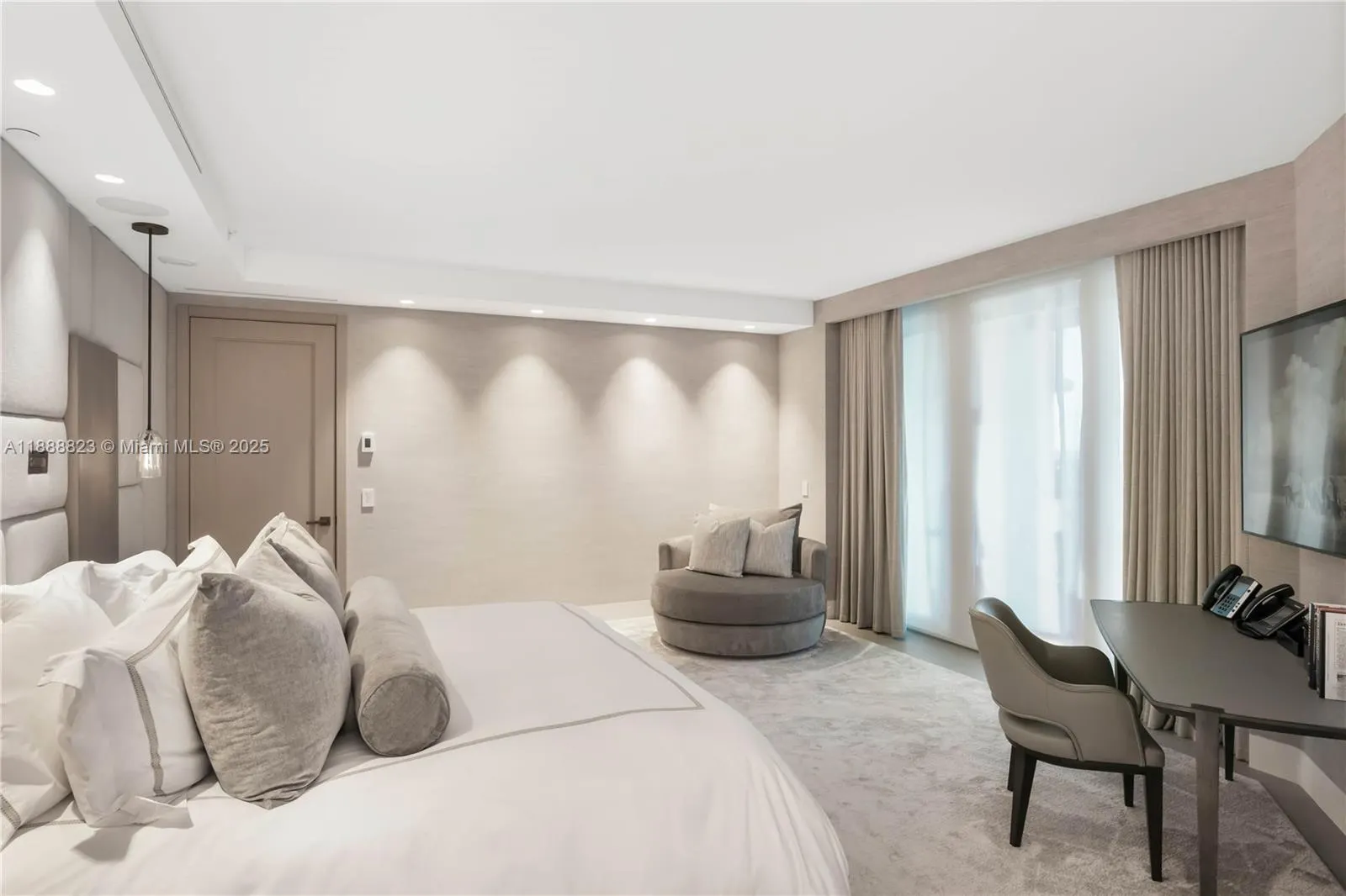 9999 Collins Ave, #19K
