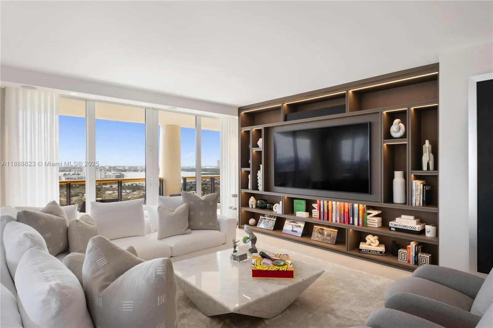 9999 Collins Ave, #19K