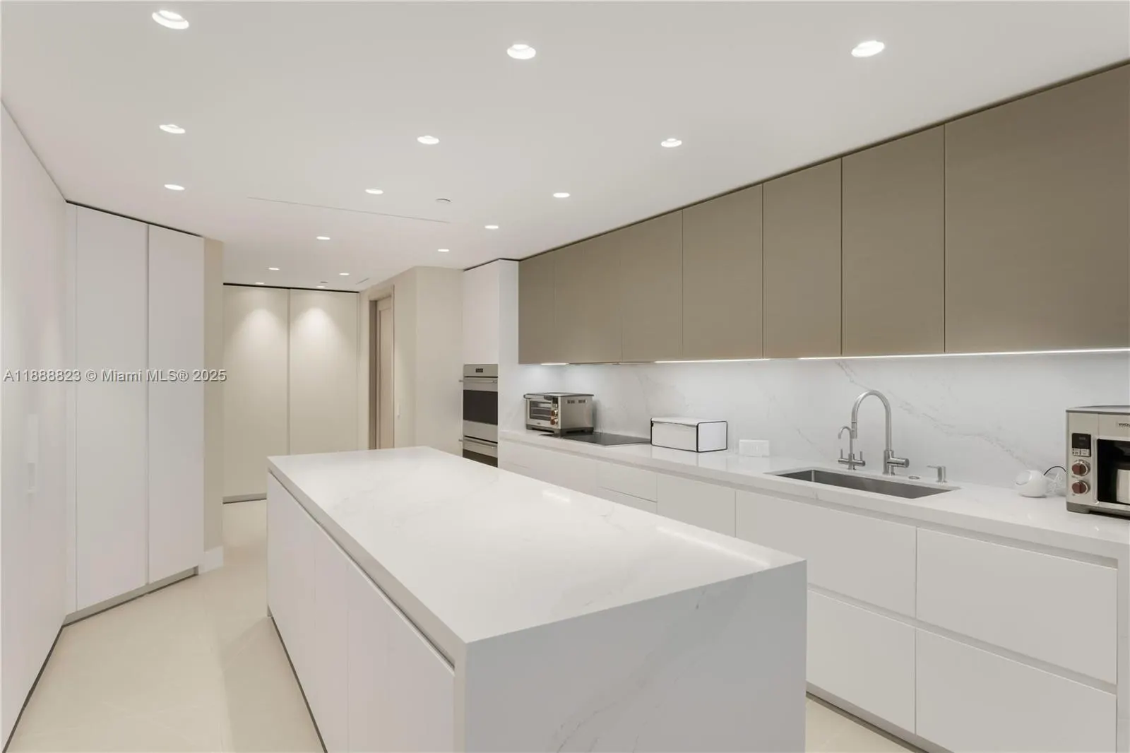 9999 Collins Ave, #19K