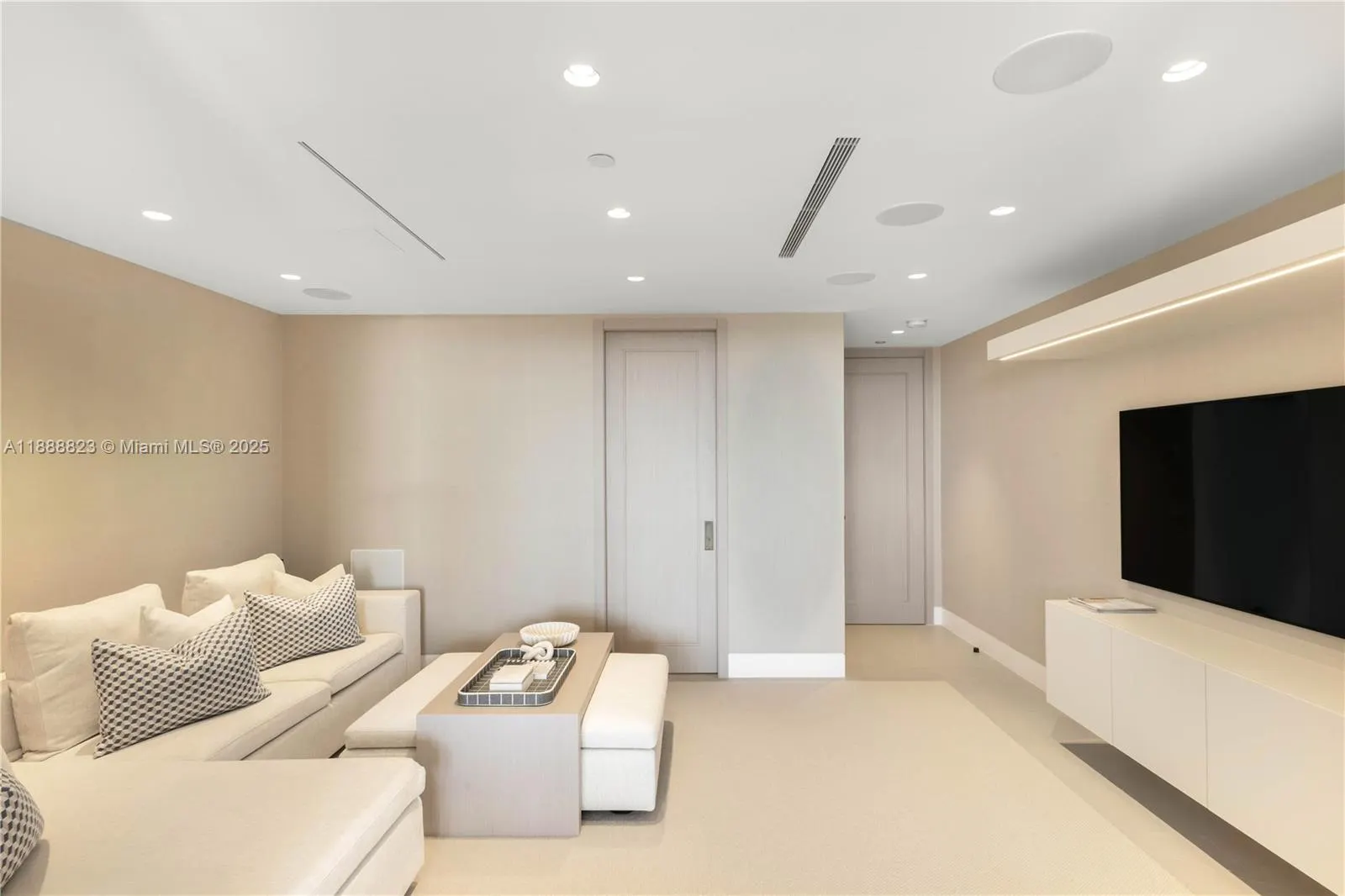 9999 Collins Ave, #19K