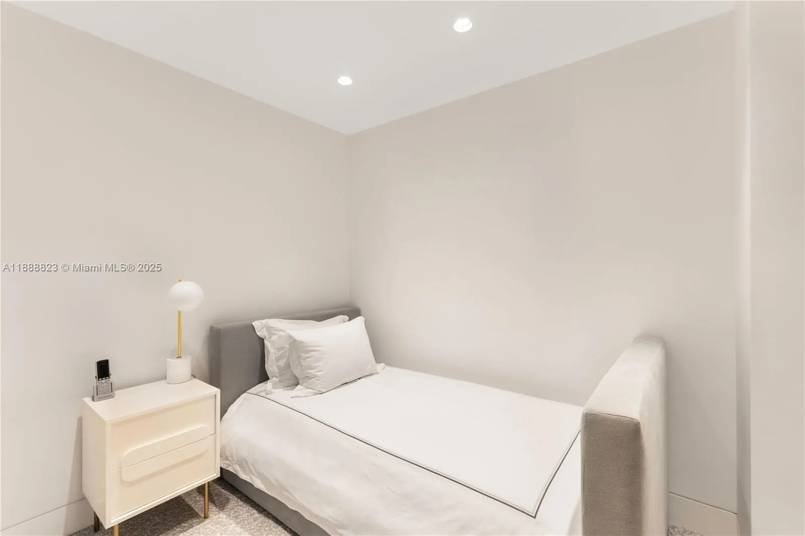 9999 Collins Ave, #19K