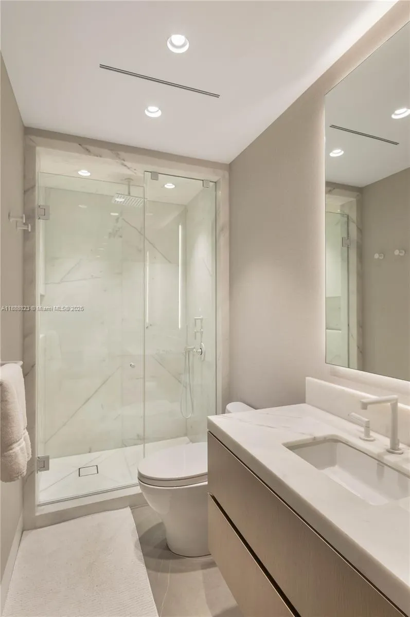 9999 Collins Ave, #19K