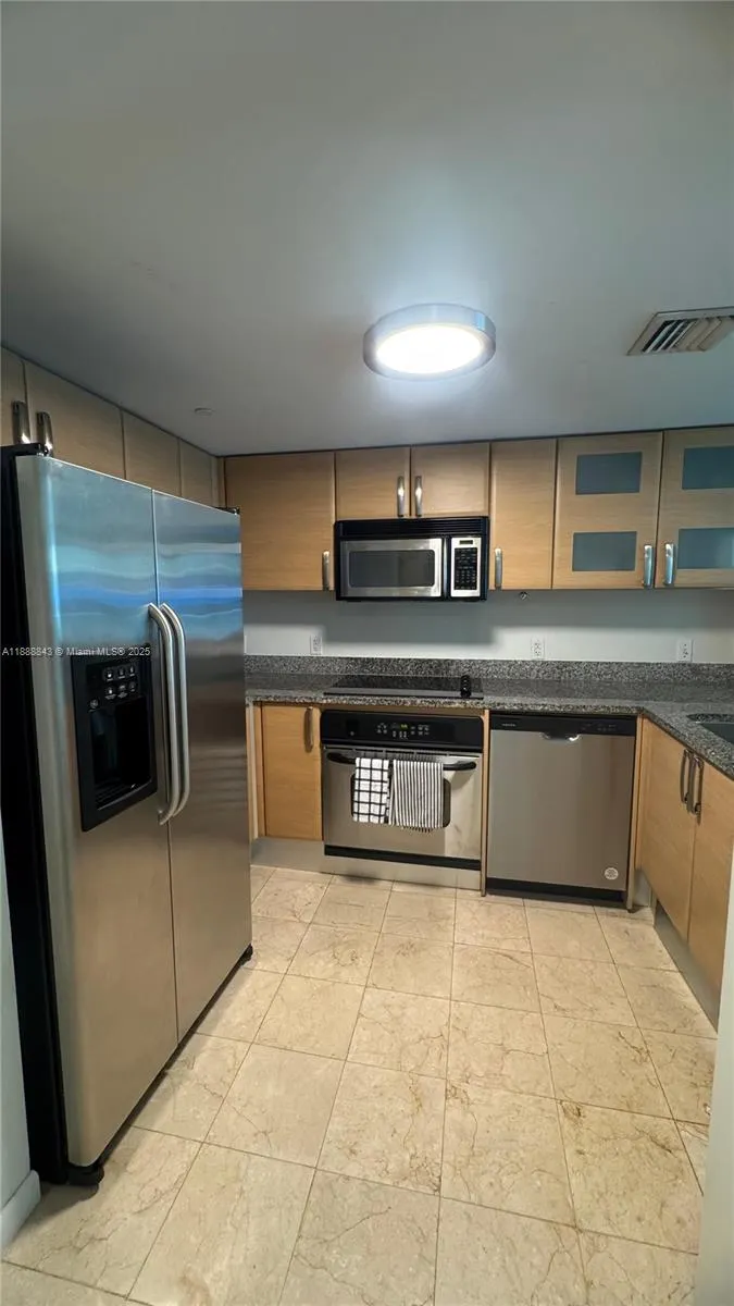 2101 BRICKELL AVENUE, #905