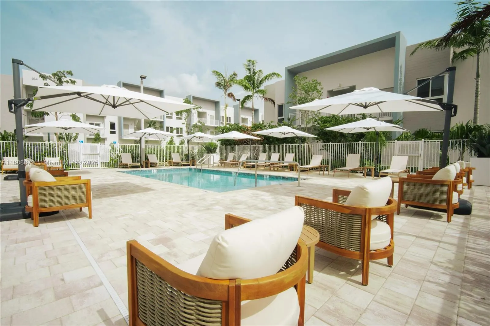 610 NE 2nd St, #305