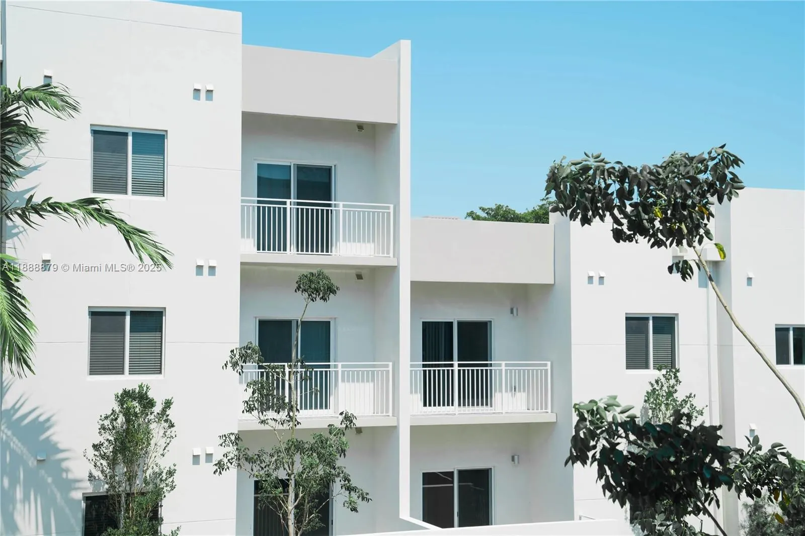610 NE 2nd St, #305