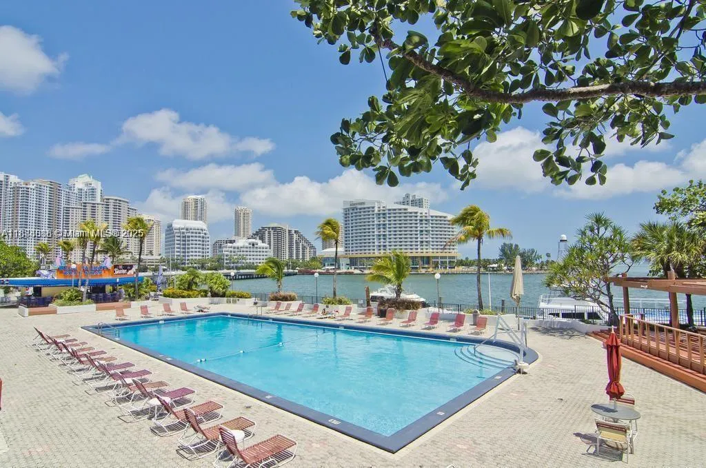 999 Brickell Bay Dr, #504